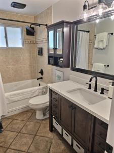 Et badeværelse på The Charlotte Chalet