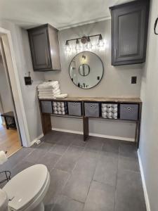 Et badeværelse på The Charlotte Chalet + 40 billeder