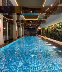Πισίνα στο ή κοντά στο Prime Location Walk to Nightlife! The Gramercy