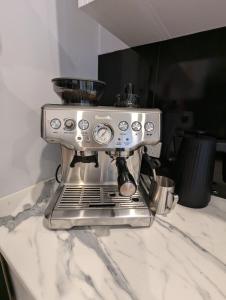 Clare Cottage with 3 King Suites的咖啡和沏茶工具