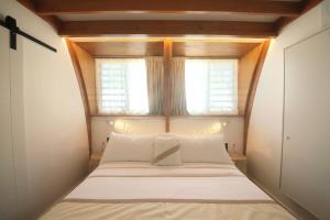 Tiki Beach Moorea , Piscine & Petit Déjeunerにあるベッド