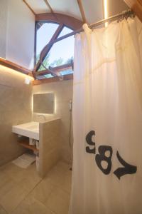 Tiki Beach Moorea , Piscine & Petit Déjeunerにあるバスルーム