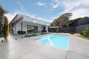 ライにあるThe Hudson with Heated Poolのプール付きの家の外観