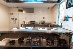 eine Küche mit vielen Töpfen und Pfannen in der Unterkunft Flinders Backpackers in Melbourne