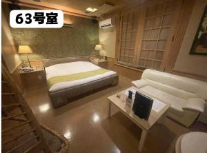 Postel nebo postele na pokoji v ubytování 大人専用ホテルイエスタディ