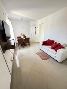 TV a/nebo společenská místnost v ubytování Apartamento Agradável Mobiliado - Praia do Sul