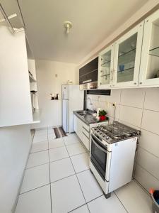 Kuchyň nebo kuchyňský kout v ubytování Apartamento Agradável Mobiliado - Praia do Sul + 1 fotografie