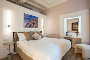 ローマにあるPantheon Suites Rome 2の白いベッドと鏡のある寝室