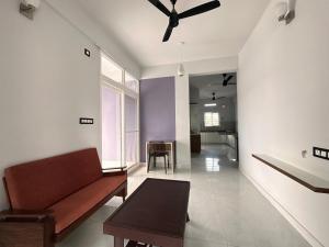 Χώρος καθιστικού στο G6 Gayathri Enclave Fully furnished 2 bedroom Apartment - poojapura