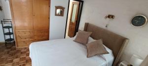 Un dormitorio con una cama con dos almohadas encima. en Estar Apartamentos, en San Rafael