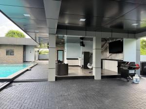 Bazén v ubytování Mami Apartments nebo v jeho okolí