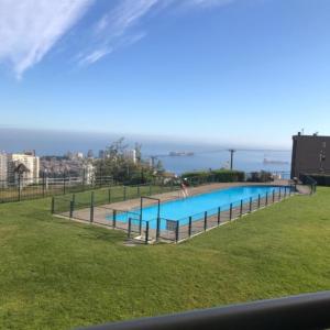 Kolam renang di atau dekat dengan Hermoso DEPTO en Viña del Mar