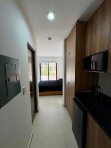 ein Flur einer Küche mit einer Couch im Hintergrund in der Unterkunft LOFT NUEVO ! En Cerritos OCEANNA frente al MAR ! - 237 B - in Mazatlán