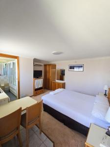 Giường trong phòng chung tại Tumut Valley Motel Pet Friendly