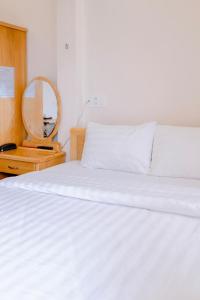 Postel nebo postele na pokoji v ubytování Mylan Hotel Đà Lạt by HOFs