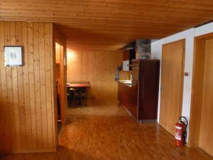 een kamer met een keuken en een eetkamer bij Alpenrösli in Schwarzsee