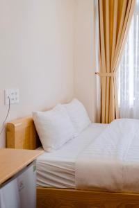 Postel nebo postele na pokoji v ubytování Mylan Hotel Đà Lạt by HOFs