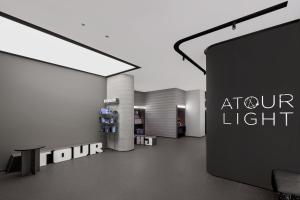 un grande cartello in una stanza con un cartello per un negozio di Atour Light Hotel Xuzhou Tongshan Wanda Plaza a Xuzhou
