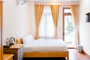 Postel nebo postele na pokoji v ubytování Mylan Hotel Đà Lạt by HOFs