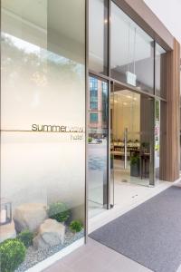 una fachada de cristal de un edificio con las palabras "hotel newark de verano" en Summer View Hotel en Singapur