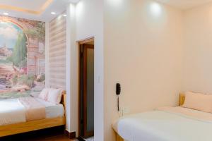 Postel nebo postele na pokoji v ubytování Mylan Hotel Đà Lạt by HOFs