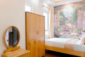 Postel nebo postele na pokoji v ubytování Mylan Hotel Đà Lạt by HOFs