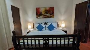 Una cama o camas en una habitación de Ocean Breeze villa