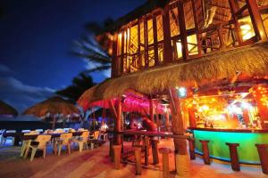 Restaurace v ubytování Akumal Escape Beach Access 7 Pools With Ocean View Beach Club