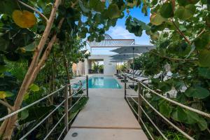 Bazén v ubytování Akumal Escape Beach Access 7 Pools With Ocean View Beach Club nebo v jeho okolí