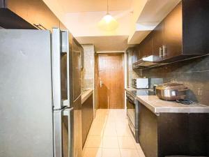 マニラにあるLuxury Condo in Manila Bay near US Embassyのキッチン(ステンレス製の冷蔵庫付)