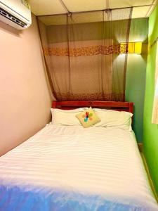 Giường trong phòng chung tại 模範人家-包棟-彼岸市區館