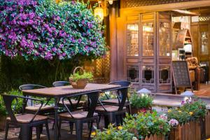 Big Tree Guesthouse - Naxi old style外面的花园