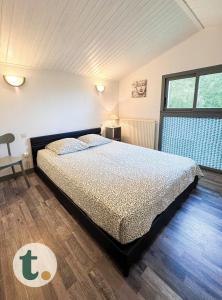 Un dormitorio con una cama y una mesa y una ventana. en Tranquiloue - Grande maison spacieuse - PuyduFou, en Les Herbiers 13 fotos más