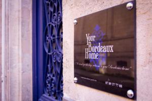 Znak, na którym jest napisane, że twój dom jest zabroniony. w obiekcie Appartements Cathédrale - YBH w mieście Bordeaux