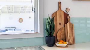 eine Küchentheke mit einer Schale Orangen und einem Fenster in der Unterkunft Coastal Palms in Culburra Beach + 33 Fotos