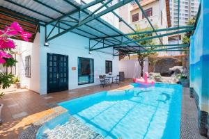 Bazén v ubytování Kegotel Villa Bãi Sau - Central 01 nebo v jeho okolí