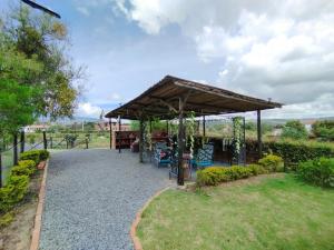 Glamping El Muelle外面的花园