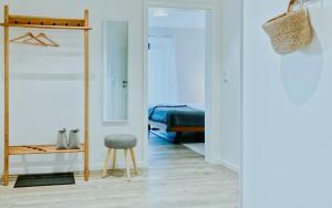 a room with a mirror and a stool and a bedroom at Himmelsicht in Westerdeichstrich
