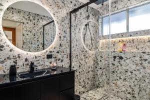 卡尔斯The Green Garden Gate - Phillip Island的浴室里有洗手池和镜子 更多10张照片