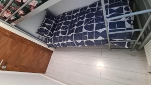 Ένα μπάνιο στο Luxury 2 bed house with parking next to station and all shops