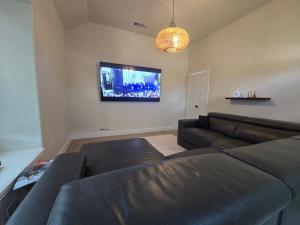 Μια τηλεόραση ή/και κέντρο ψυχαγωγίας στο Beautiful Home in Mansfield