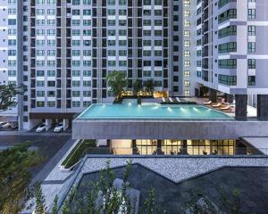 una piscina al centro di un edificio con edifici alti di The Base - Spacious 70sqm, 2 Bedroom, 2 bathroom, Penthouse Condo - Pattaya City Centre - 592 a Centro di Pattaya