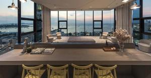 un ampio soggiorno con vista sulla città di The Base - Spacious 70sqm, 2 Bedroom, 2 bathroom, Penthouse Condo - Pattaya City Centre - 592 a Centro di Pattaya