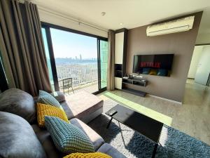 un soggiorno con vista sulla città di The Base - Spacious 70sqm, 2 Bedroom, 2 bathroom, Penthouse Condo - Pattaya City Centre - 592 a Centro di Pattaya