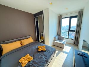 una camera da letto con un letto con due fiocchi gialli sopra di The Base - Spacious 70sqm, 2 Bedroom, 2 bathroom, Penthouse Condo - Pattaya City Centre - 592 a Centro di Pattaya Altre 27 foto