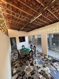 Un comedor con mesa y sillas y ventanas. en Oásis de Férias., en Lucena 10 fotos más