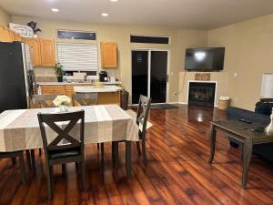 Η κουζίνα ή μικρή κουζίνα στο Modern Three Bedrooms House Nike Intel