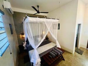 Un pat sau paturi într-o cameră la Surface Stay and Café