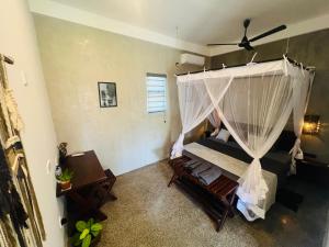 Un pat sau paturi într-o cameră la Surface Stay and Café
