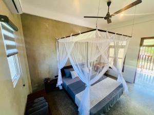 Un pat sau paturi într-o cameră la Surface Stay and Café